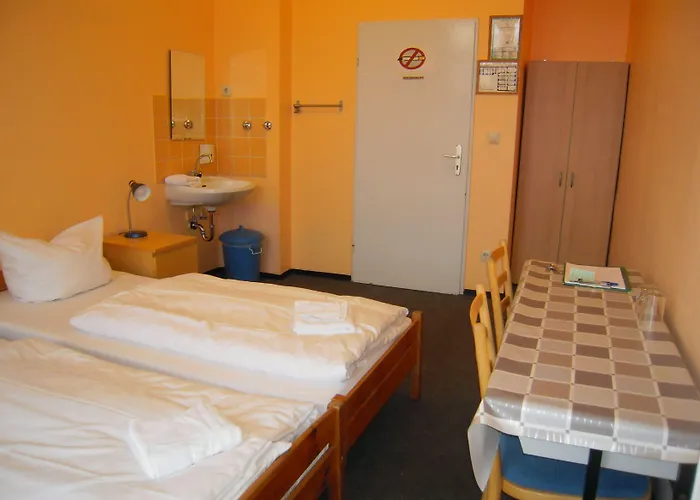 Motel: Happy Go Lucky Hotel + Hostel